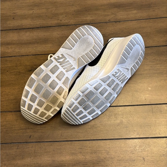 Nike Tanjun Men’s White and Black Sneakers - Picture 5 of 6